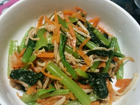 栄養たっぷり!小松菜とにんじん、えのきのごま和え